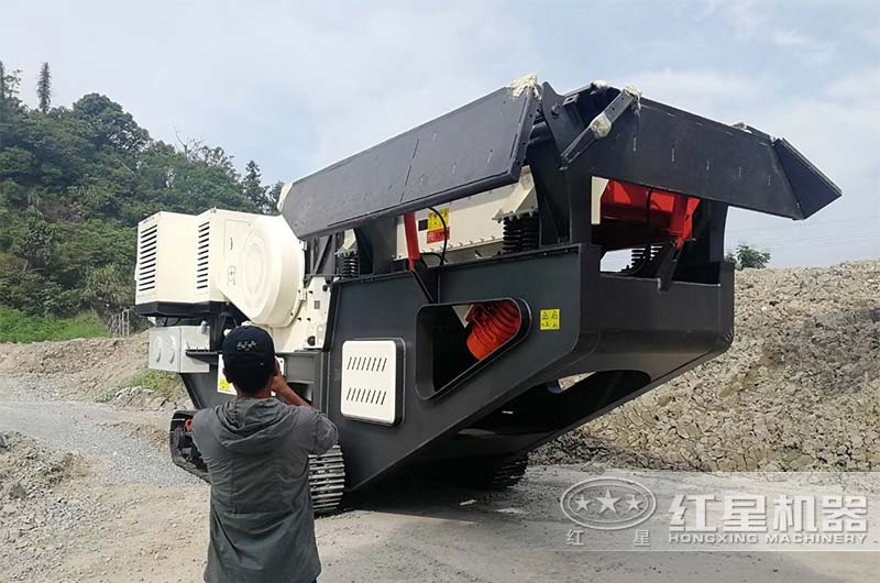 履带移动鄂式破碎机处理花岗岩现场 履带移动鄂式破碎机处理花岗岩现场