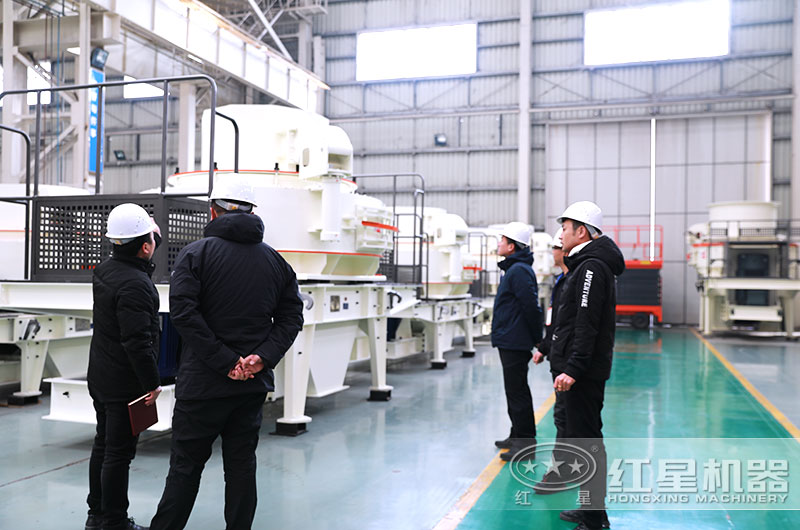 客户来厂考察青石破碎生产设备 客户来厂考察青石破碎生产设备