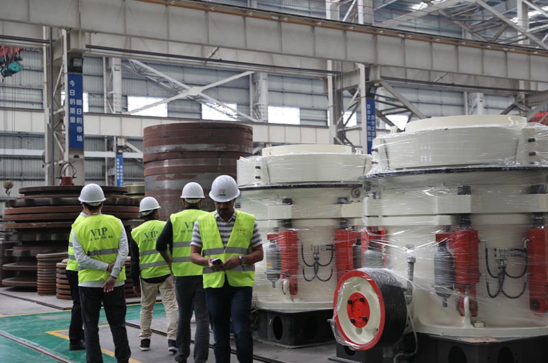 客户来厂考察钢渣破碎机设备