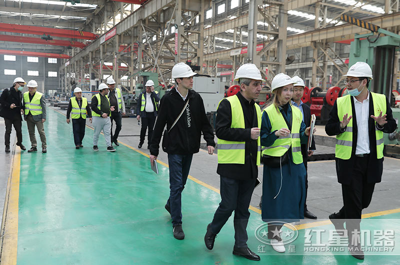客户一行来厂考察碎石制砂机设备 客户一行来厂考察碎石制砂机设备