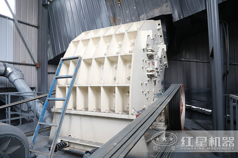 石灰石破碎客户现场，适用锤破机