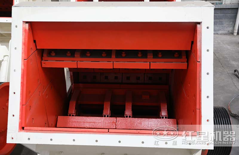 反击式破碎机进料口实拍 反击式破碎机进料口实拍