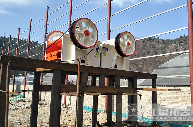 采用钢结构支撑的颚式破碎机现场 采用钢结构支撑的颚式破碎机现场
