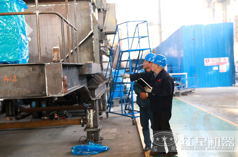 为保证质量，老师傅现场指导设备生产