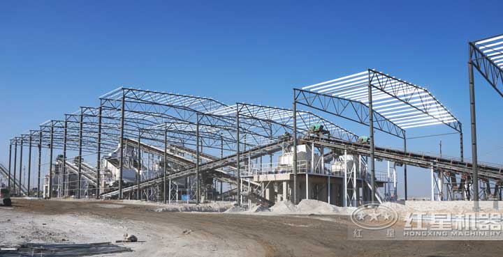 时产800吨生产现场，多台设备同时作业