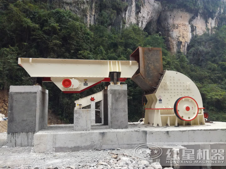 应用在制砂生产线中的重锤式破碎机，破碎力大