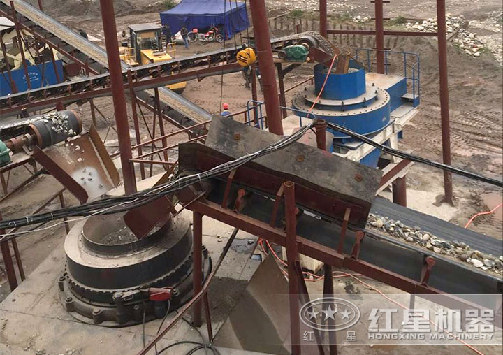 鹅卵石粉碎机作业现场