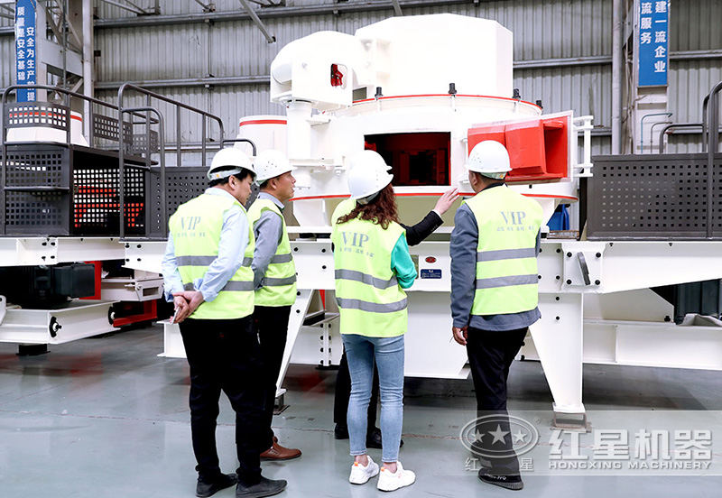 客户来车间参观，专业经理接待讲解