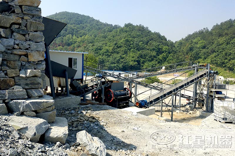 颚式细破碎机破碎现场，搭配制砂机使用